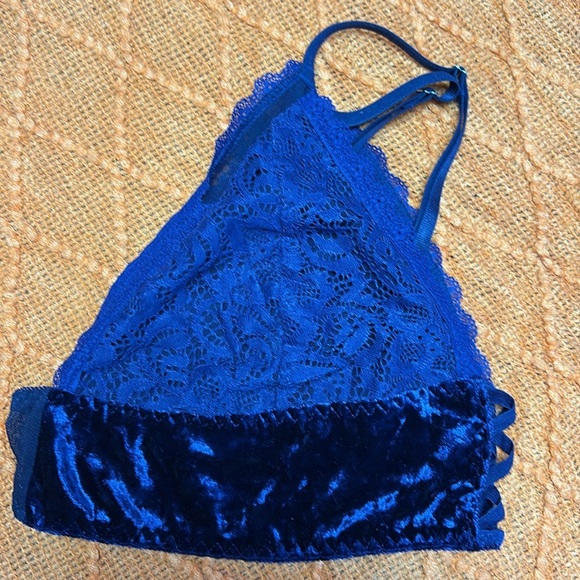 Elegant Lace Bralette in Navy Blue - Picture 4 of 4